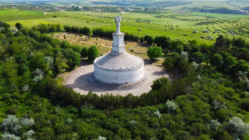 Ce se ascunde în spatele monumentului de la Adamclisi